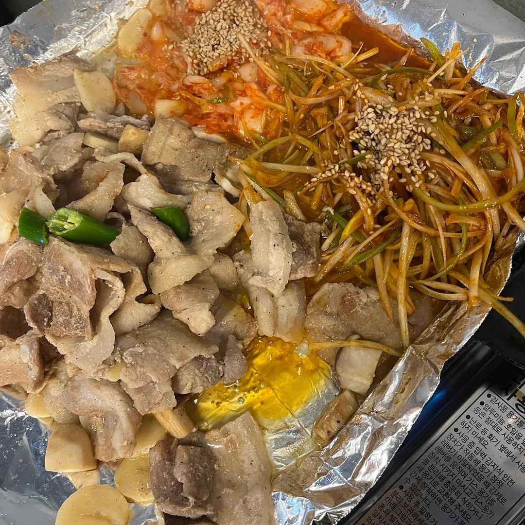 삼겹살 꾸워져서 나오고 파절이랑 같이 먹으면 맛잇음