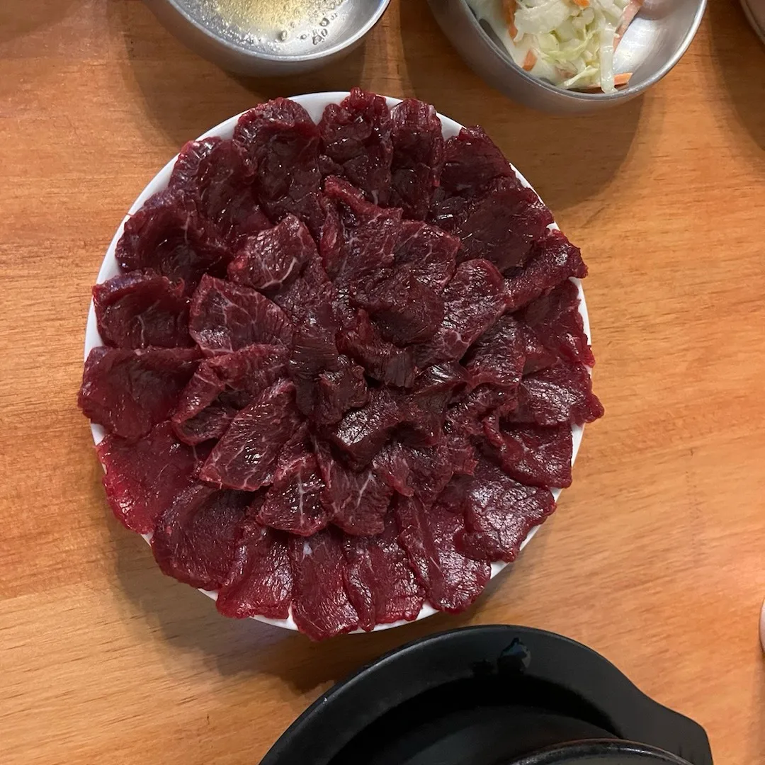 뭉티기 처음 먹엇는데 엄청 쫀득하고 맛잇음