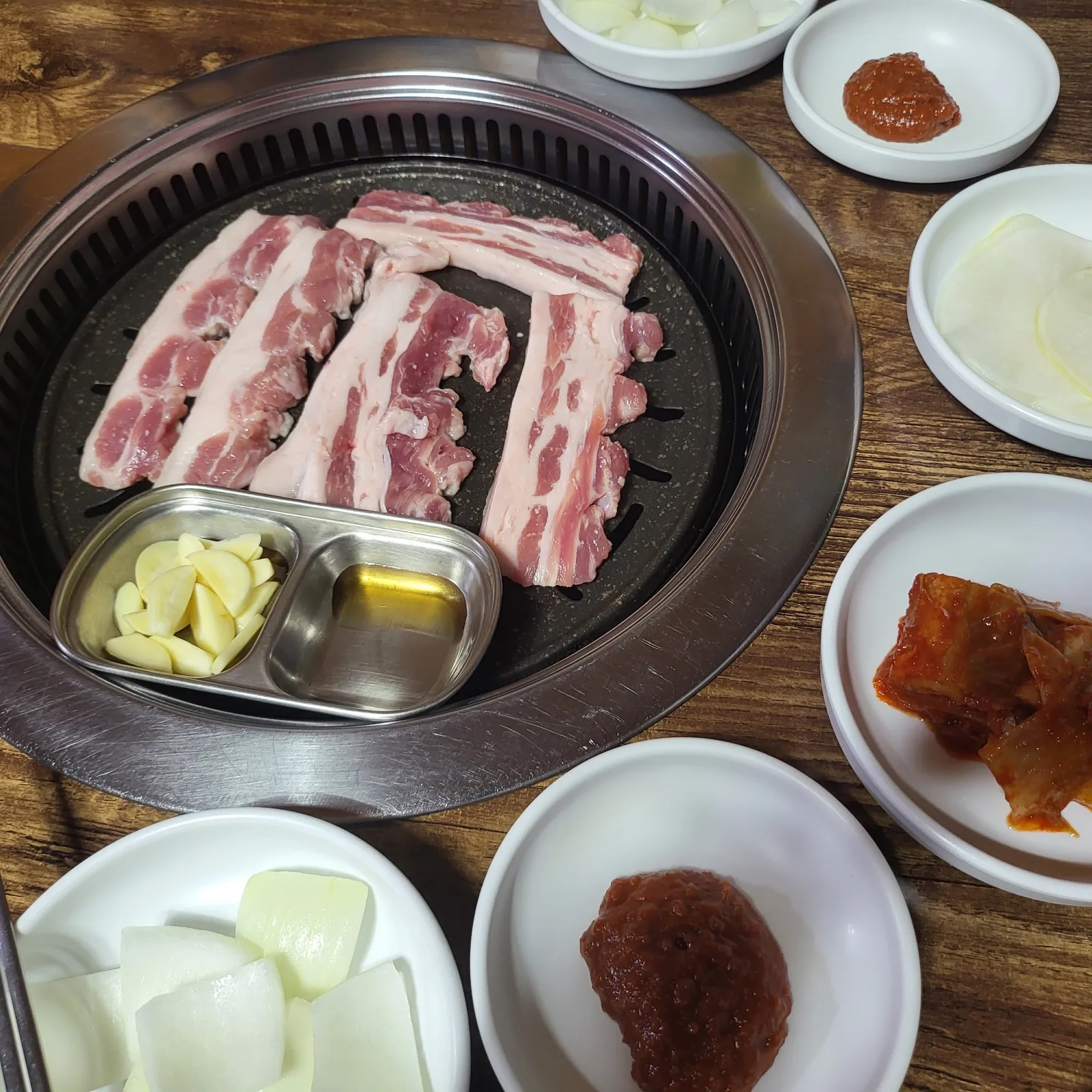 고기랑 김치가 맛있다. 음식이 대체로 짜다.