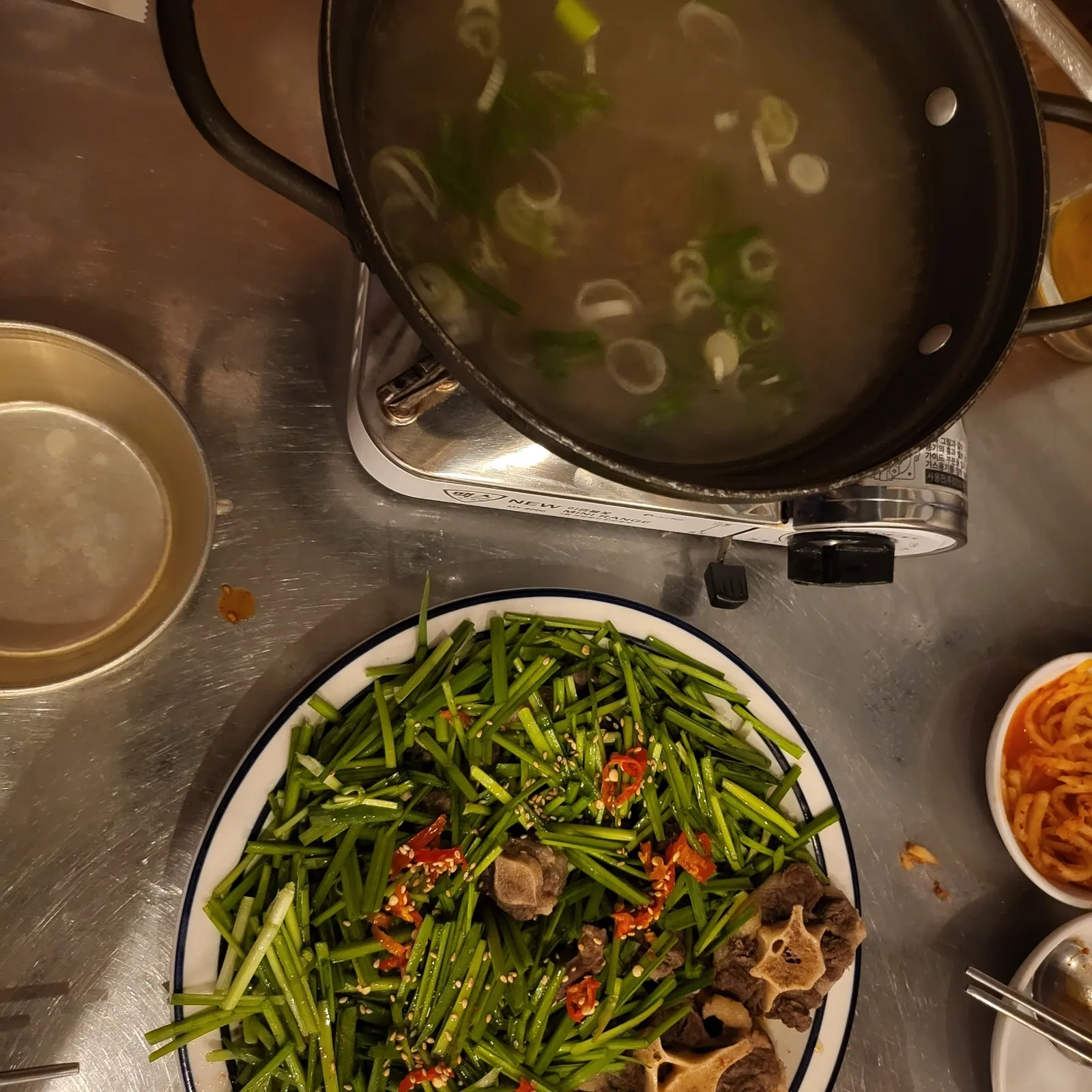 반찬으로 나오는 김치랑 두부가 맛있다. 전반적으로 기본이 안되어 있음